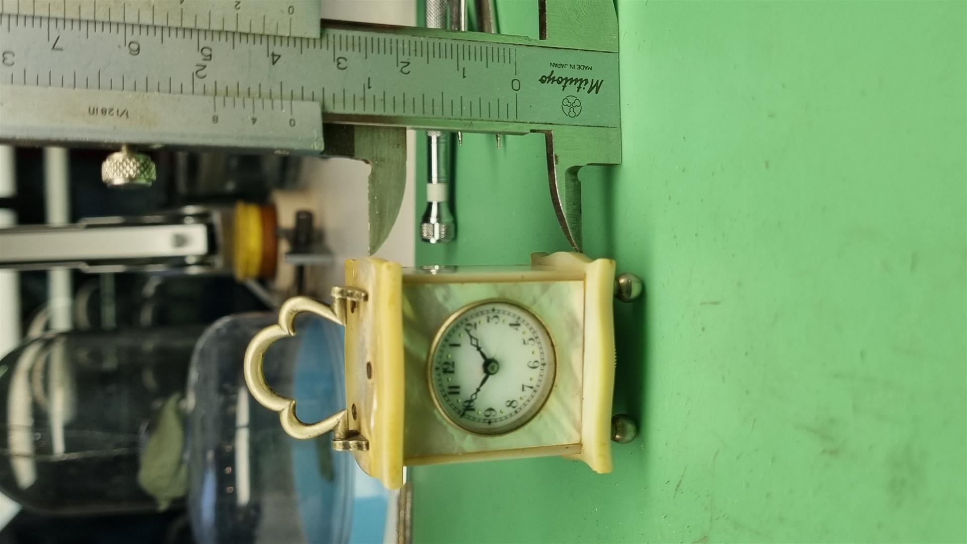 Restauración de un reloj miniatura, con escape cilindro y caja de nácar 