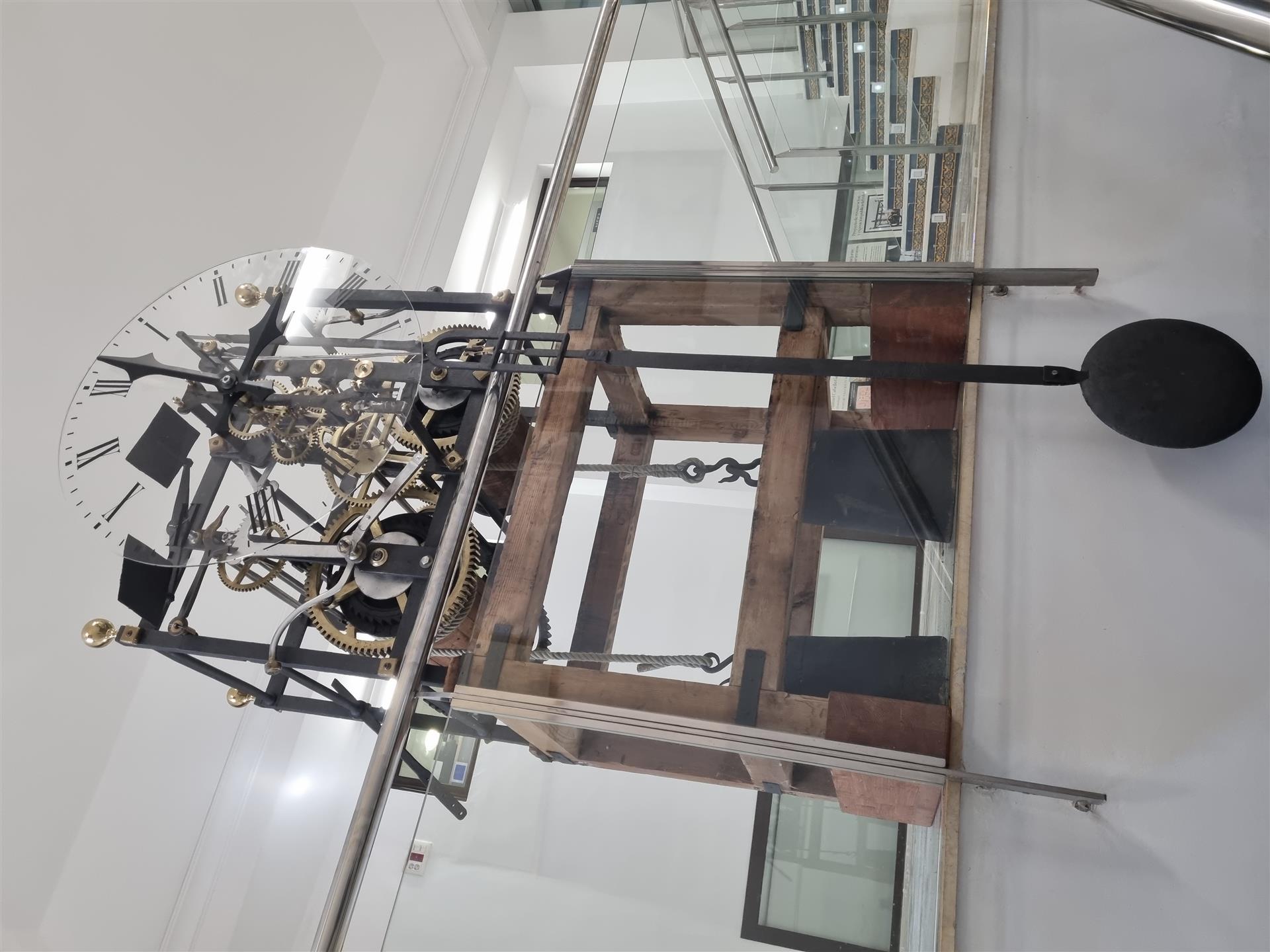 Finalizada la instalación para exposición del antiguo reloj del Ayto de Pilas