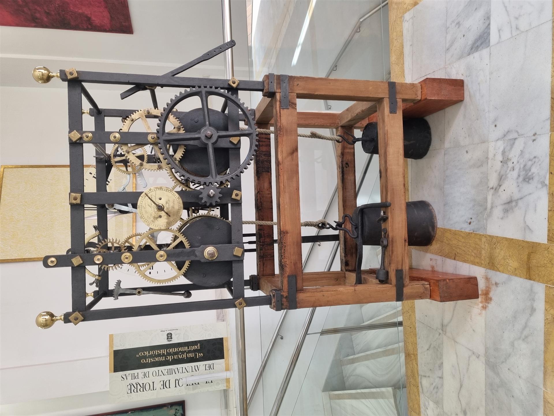 Finalizada la instalación para exposición del antiguo reloj del Ayto de Pilas