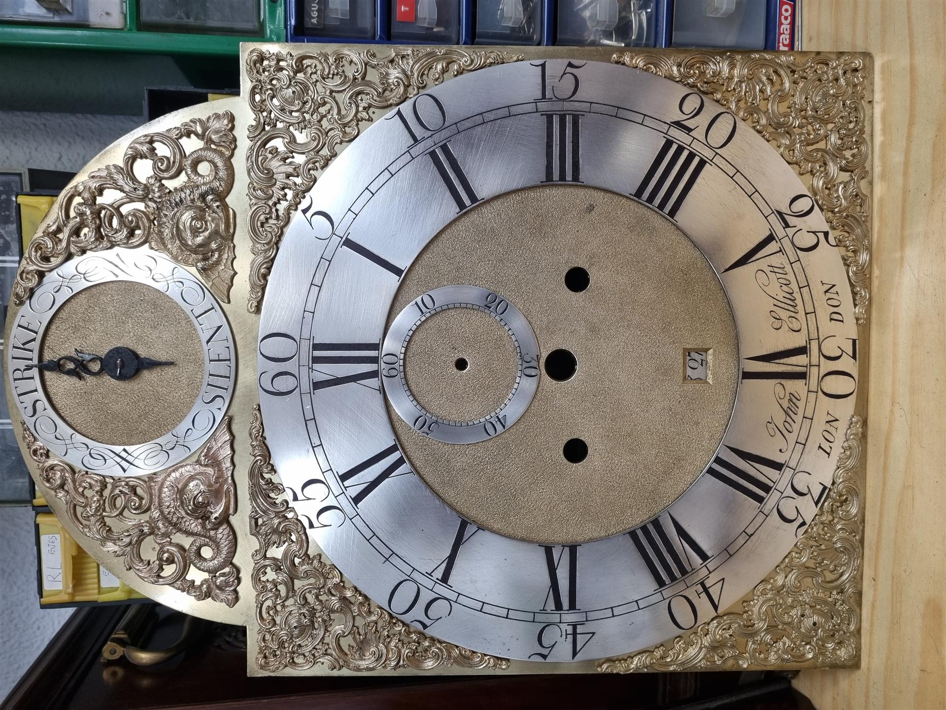 Restauración de la Esfera de un reloj del famoso relojero ingles John Ellicott, mediados del siglo XVIII